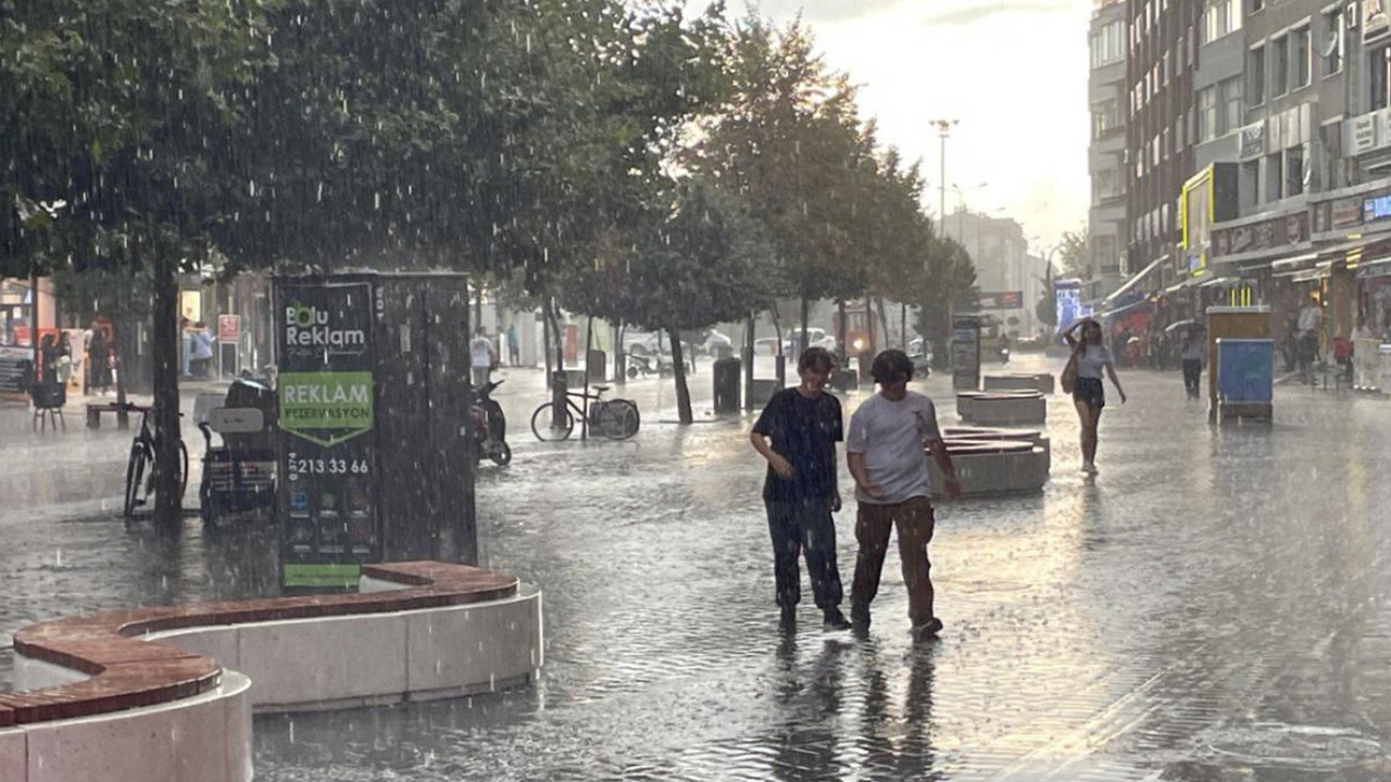 Uşak’ta tıra çarpan otomobildeki 4 kişi yaralandı